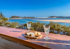 Panoramic Beachside Apartment - Image 4