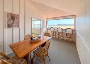 Panoramic Beachside Apartment - Image 2
