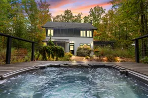 Steel Nest: 10+ acres, hot tub, outdoor shower - Image 2