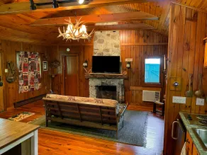 Lakefront Cabin with Cozy Reading Nook - Image 2