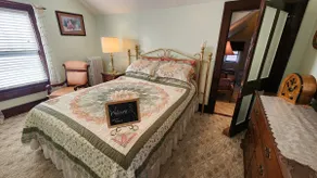 1800s Home+Train & Iowa Decor+Perks+Walk Downtown - Image 4