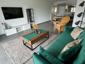 Modern & spacious! Ideal for family & work - Image 2
