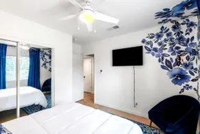 Urban Blossom: 4 Bedroom, 2 Bath, Pets ok. - Image 2
