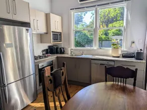 Charming Bathurst Bungalow on Leafy Street - Image 5