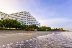 Premium Oceanfront Pool Gym Restaurants - Image 2
