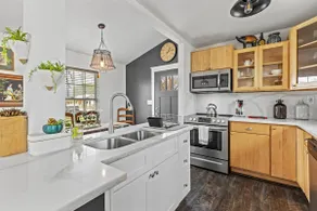 3BR/XL-BTH, 5 min to Downtown, Large Gated Parking - Image 3