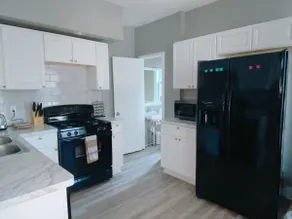 PARK AVE Getaway 4 bdrm/2.5 bath, AC, Parking - Image 4