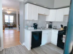 PARK AVE Getaway 4 bdrm/2.5 bath, AC, Parking - Image 2
