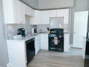 PARK AVE Getaway 4 bdrm/2.5 bath, AC, Parking - Image 3