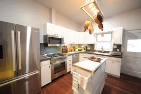 Renovated 1901 Art filled home in old town - Image 5
