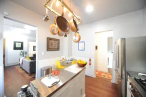 Renovated 1901 Art filled home in old town - Image 2