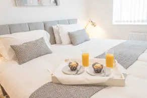 Modern 2BR | Parking | Oxford, Airport & Bicester - Image 2