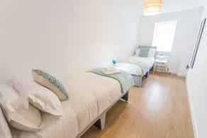 Modern 2BR | Parking | Oxford, Airport & Bicester - Image 5
