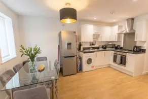 Modern 2BR | Parking | Oxford, Airport & Bicester - Image 3