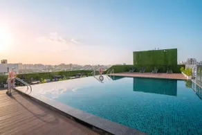 Chic Studio in Mall with Rooftop Pool - Image 5