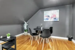 *Central location*Clean*Parking* - Image 4