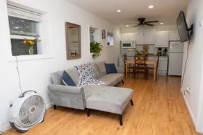 ”Keep Life Simple” -Blue Door- Basement Apartment - Image 4