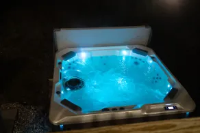Cozy, Big Hot Tub, Soaking Tub, Fire Pit, Hammock - Image 3