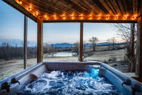 Lux Hot Tub, Outdoor Movie Screen, Pond, Fire Pit - Image 2