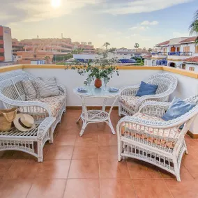 Beachfront flat: King bed, pool, parking, heated - Image 3