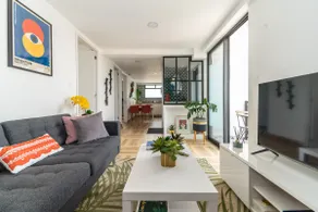 NEW! Modern City Haven: 8km Airport+Free Parking - Image 2