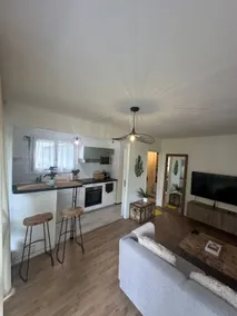 Cozy apartment with terrace close to transport - Image 4