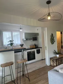 Cozy apartment with terrace close to transport - Image 5