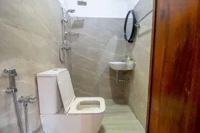 Cute 2Bed Upstair Home~AC+Balcony+Garden+Parking - Image 4
