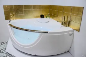Emerald Suite - Jacuzzi - Image 3