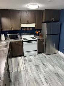 Entire level just off Interstate, free breakfast - Image 4