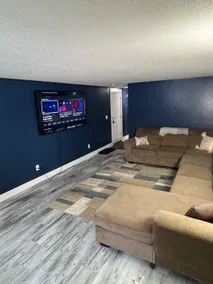 Entire level just off Interstate, free breakfast - Image 2