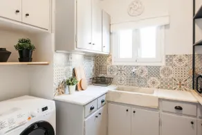 Explore Athens from a Bright and Spacious Apartment in Plaka - Image 3