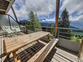South-facing panorama, 4 people at the foot of the slopes - Image 3