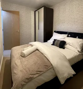2x Double, En-suite & Bathroom, Central + Parking - Image 3