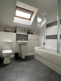 2x Double, En-suite & Bathroom, Central + Parking - Image 4