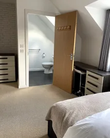2x Double, En-suite & Bathroom, Central + Parking - Image 2