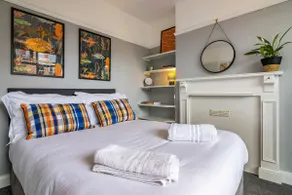Spacious 4BDR home, off-Street parking sleeps 7 - Image 2
