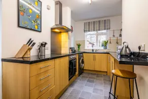 Spacious 4BDR home, off-Street parking sleeps 7 - Image 3