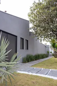 Modern house in a gated condominium - Image 2
