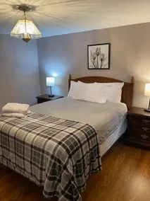 Cozy Urban Bungalow-2 Queen Bedrooms - Image 2