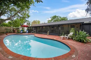 Huge pool, deck & yard- Sleeps 7- feels like home - Image 3