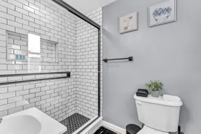 Free Parking and Prime Location! - Image 3