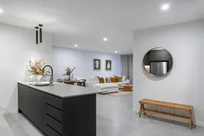 Luxury City Retreat: Pool, Gym & Riverfront Access - Image 4