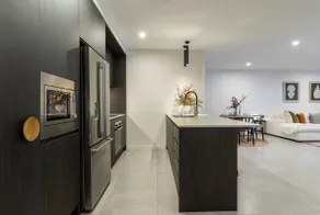 Luxury City Retreat: Pool, Gym & Riverfront Access - Image 5