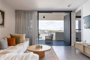 Luxury City Retreat: Pool, Gym & Riverfront Access - Image 3