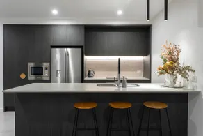 Luxury City Retreat: Pool, Gym & Riverfront Access - Image 2