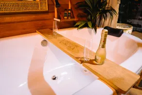 Nautical Hut: bathtub, lagoon view and breakfast - Image 2