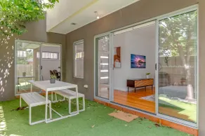 Relaxing Getaway Oasis with Patio in Charming Kew - Image 2