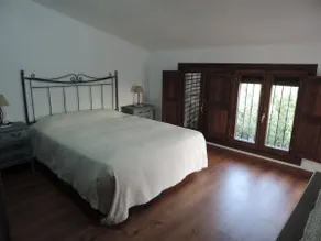 Apartment with garden and parking next to Granada - Image 4
