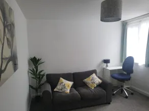 Comfort in Luton Centre-Sleeps 6 - Image 2